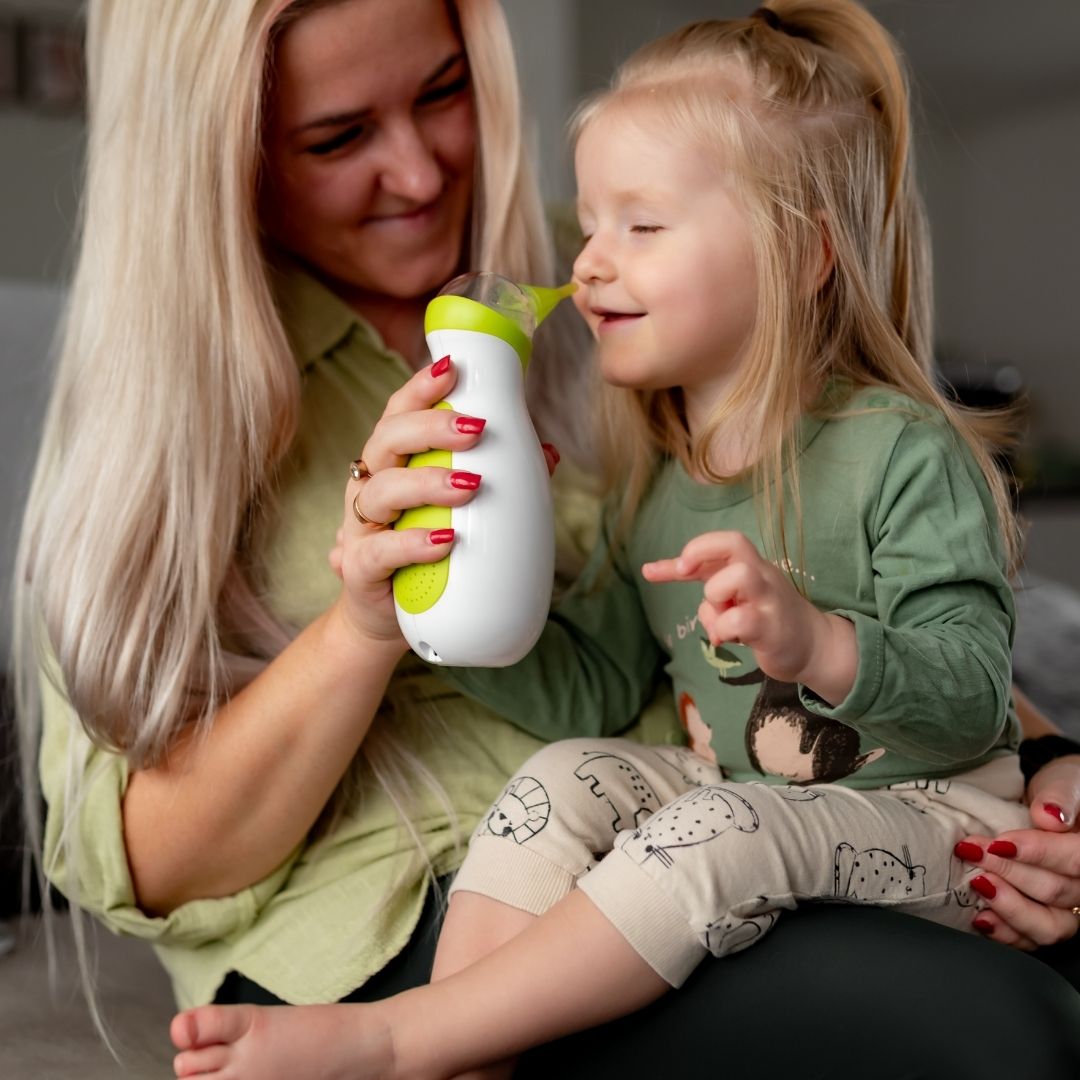 Zīdaiņa aizlikta deguna attīrīšana ar Nosiboo Go deguna aspiratoru